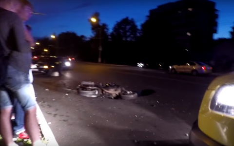 В Саранске не смогли разъехаться внедорожник и мотоцикл (ВИДЕО)