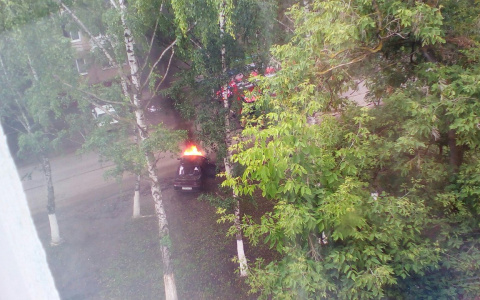 В Саранске из-за неисправной проводки вспыхнул автомобиль