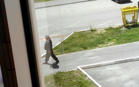 Мужчина прогуливался по Саранску с табуреткой на голове