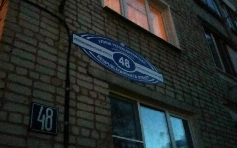 В Саранске продолжаются работы по замене уличных аншлагов