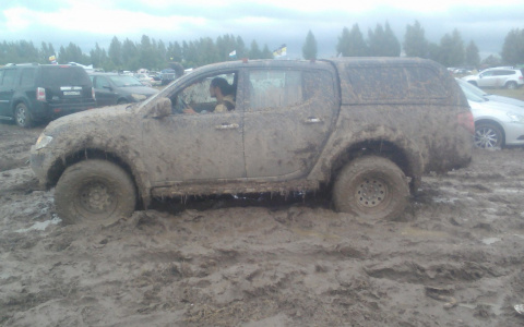 На фестивале «Нашествие» эвакуировали 8 тысяч увязших в грязи автомобилей