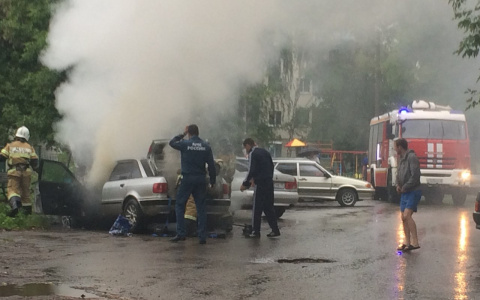 В Саранске огонь практически уничтожил иномарку