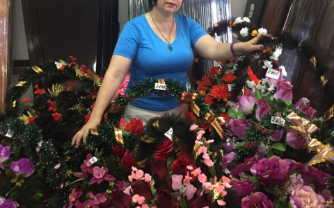 Жительница Саранска изготавливает ритуальные венки своими руками