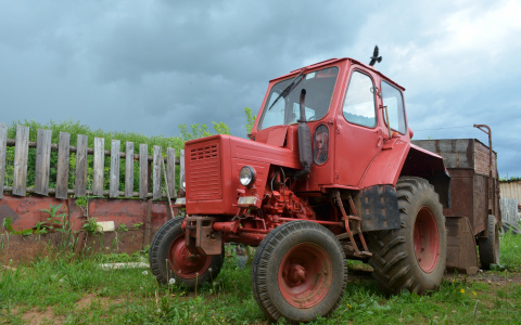 В Мордовии водитель «Семерки» закончил неудачный маневр столкновением с трактором