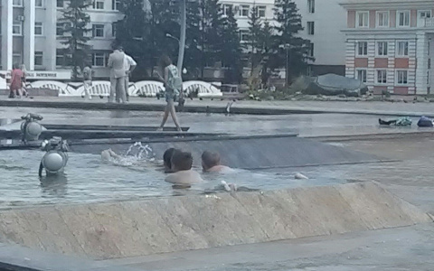 Жара заставляет жителей Саранска купаться в фонтанах