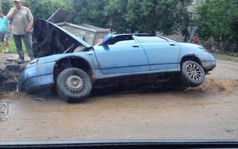 В Саранске автомобиль провалился в яму и практически полностью ушел под землю