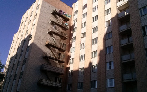 Подробности пожара в Саранске: пожарные будили жильцов громким стуком в дверь и выводили на улицу