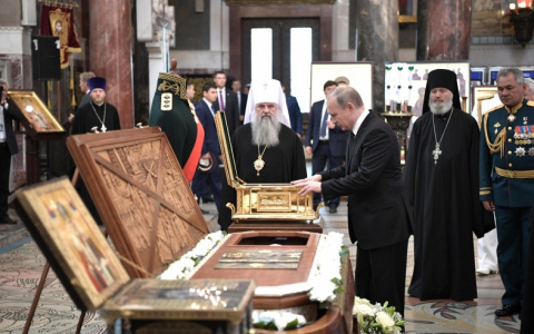 Президент России приложился к мощам Адмирала Ушакова, которые спецбортом доставили из Мордовии в Санкт-Петербург