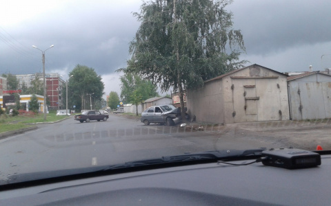 В Саранске легковушка въехала в дерево 