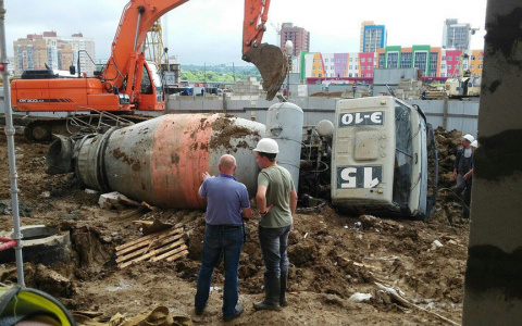 На одной из строек Саранска большегруз утонул в глине