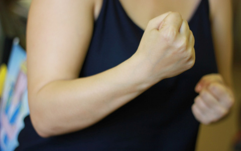 В Саранске разъяренная из-за ссоры женщина жестоко избила своего знакомого