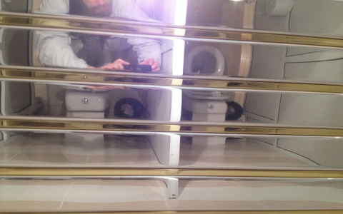 Зеркальный потолок в туалете саранского железнодорожного вокзала «взорвал» соцсети