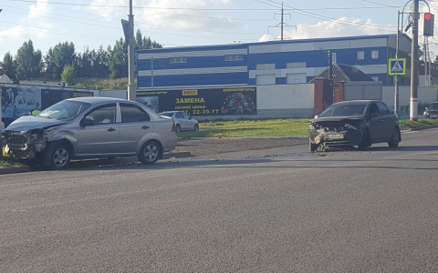 В Саранске столкнулись две легковушки, одна из них «вылетела» в столб