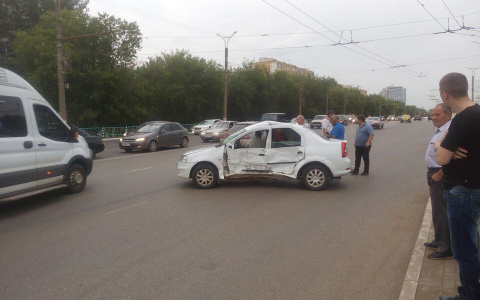 В Саранске минивэн протаранил легковушку