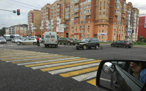 В центре Саранска не смогли разъехаться «Шевроле Нива» и «Фольксваген»