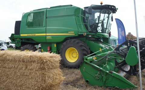 В Мордовии комбайн оказался в кювете из-за столкновения с иномаркой