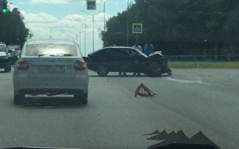 В Саранске два автомобиля не поделили дорогу на перекрестке
