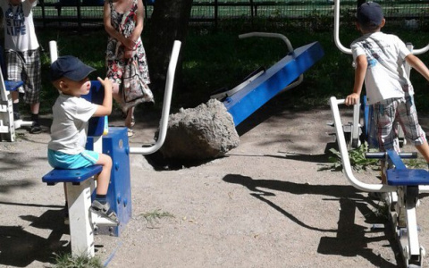 В Саранске возле школы упал тренажер