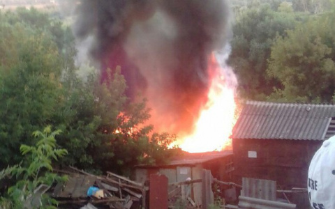 В пригороде Саранска горели бесхозные гаражи