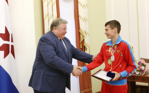 Лидер Мордовии вручил сертификат на квартиру серебряному призеру Чемпионата мира по легкой атлетике