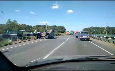 В пригороде Саранска автомобиль перевернулся на крышу