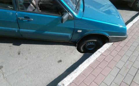 В центре Саранска припаркованный автомобиль практически ушел под землю