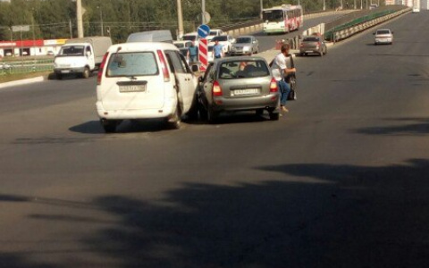 В центре Саранска «Калина» и миневэн не смогли поделить перекресток