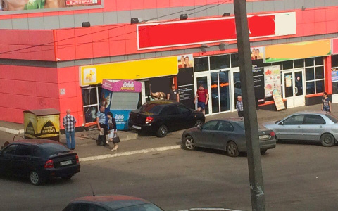 В Саранске автоледи на «Гранте» протаранила киоск на рынке