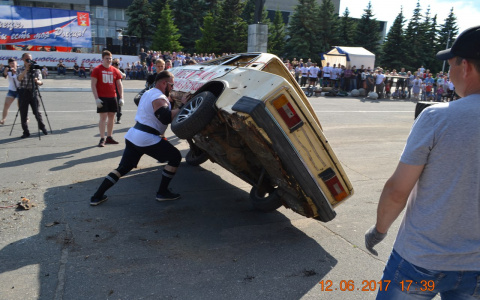 Перевернуть автомобиль и протащить большегруз: В Мордовии набирает популярность новый вид спорта
