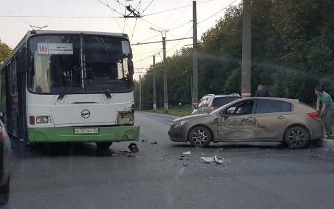 В Саранске автобус и легковушка не поделили дорогу