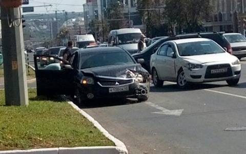 В центре Саранска столкнулись сразу три автомобиля