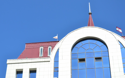 На здании Дома финансов в Саранске красуется Польский флаг