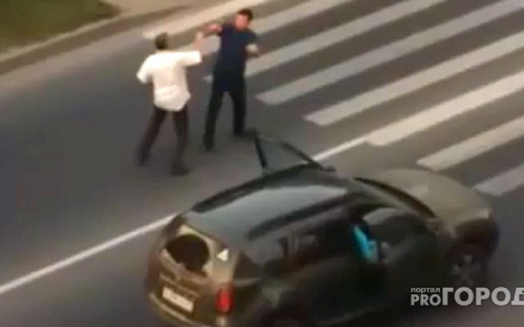 В Чебоксарах утром пешеход пинал проезжающие автомобили