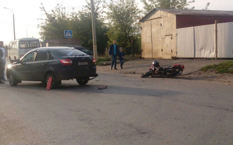 В Саранске мотоциклист без прав влетел в «Гранту»