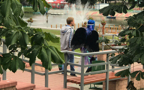 Герой мультфильма и ангел с черными крыльями: Жители Саранска гуляют по городу в необычных костюмах