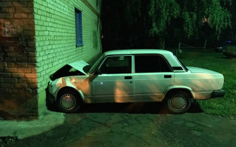 Житель Мордовии угнал чужой автомобиль в врезался в стену жилого дома