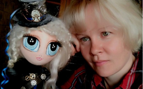 Жительница Саранска подарила куклу певице Наргиз