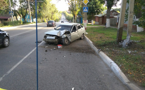 В Саранске легковушка врезалась в столб