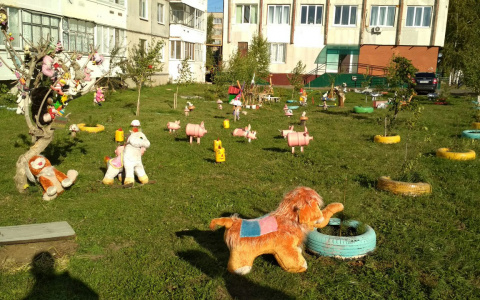 Поросята из кулера и дерево желаний: жительница Мордовии украшает двор собственными руками