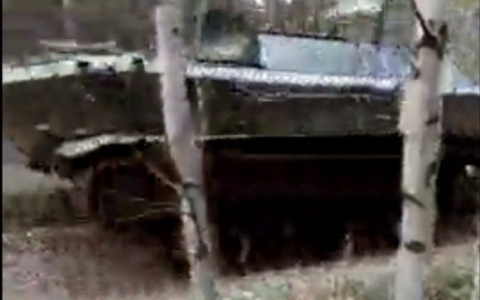 В Мордовии по лесу катается танк