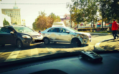 В центре Саранска две иномарки не смогли поделить перекресток