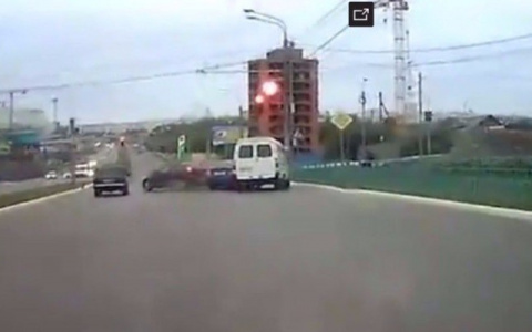 В Саранске лихач «собрал» на светофоре два автомобиля