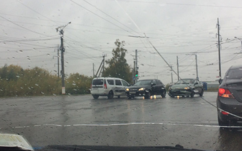 В Саранске две легковушки не поделили перекресток