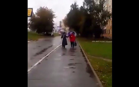 В Саранске женщина била прохожих и снимала с них шапки