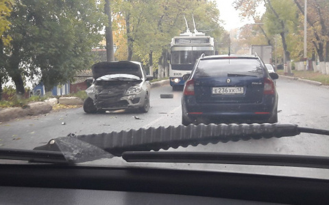 В Саранске столкнулись пассажирский микроавтобус и легковушка