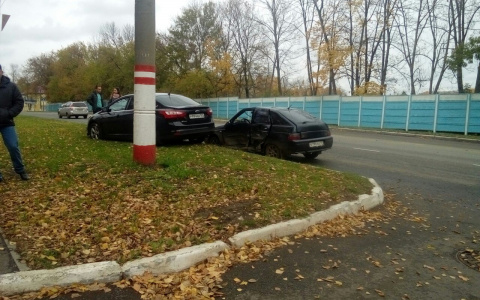 В центре Саранска два автомобиля не поделили дорогу