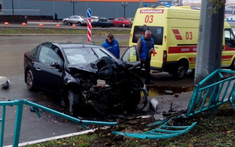 В Саранске автомобиль снес ограждение около торгового центра
