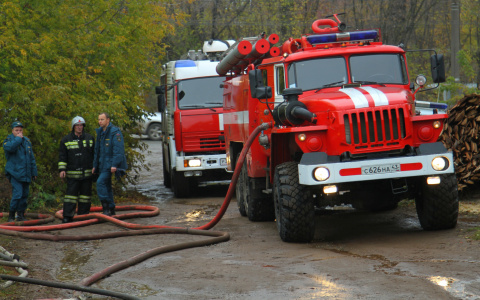 В Саранске загорелся мусорный бак в общежитии