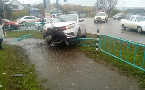 В Саранске «Веста» врезалась в металлическое ограждение
