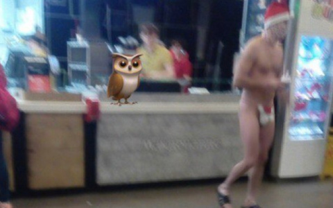 В сыктывкарском «МакДоналдсе» разгуливал голый Дед Мороз